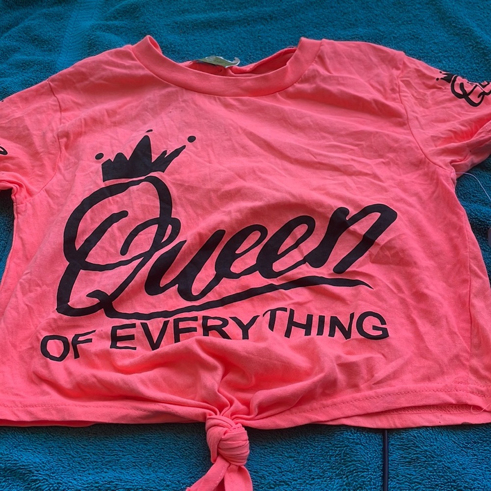 I’m selling a pink and black crop top shirt . It’s a size medium never been worn